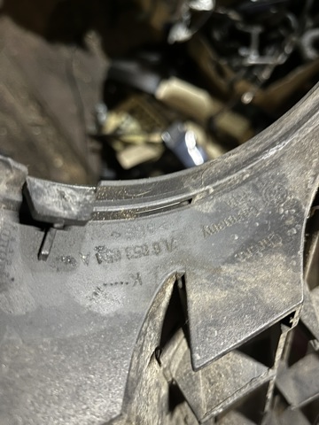 VAG 7L6853651A Решетка радиатора в наличии Павлоград