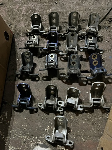 Шарнир передней левой двери 804008H700 NISSAN