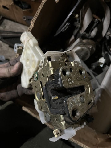 Замок передней левой двери 80503AA260 NISSAN