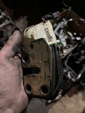 Замок двери водителя 813103E010 HYUNDAI