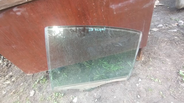 Стекло задней двери, левой 8200000387 RENAULT