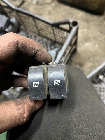 Кнопки переднего левого стеклоподъёмника 8200015088 RENAULT