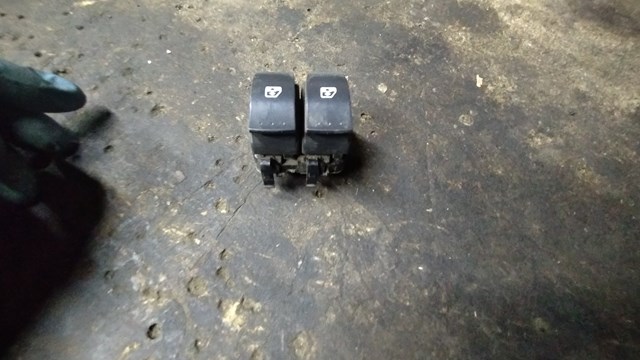 Кнопки переднего левого стеклоподъёмника 8200015089 RENAULT