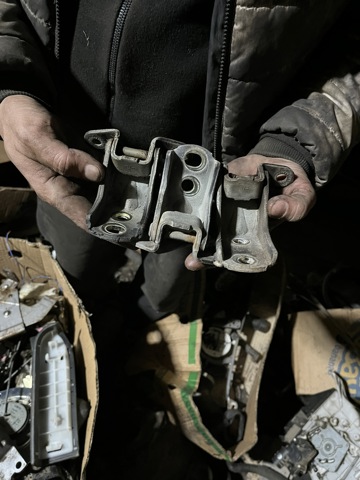 Петля задней левой двери 824013S300 NISSAN
