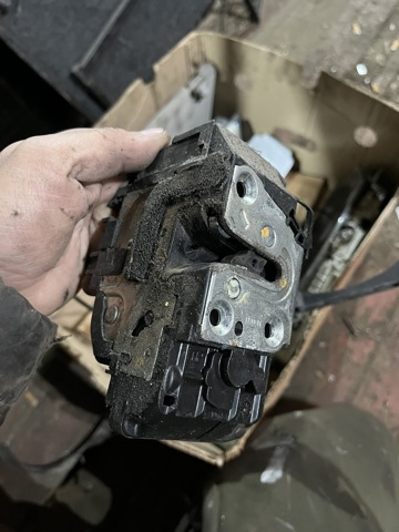 Замок двери задней правой 82500EB320 NISSAN