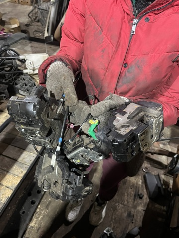 Замок двери задней правой 82500EB324 NISSAN