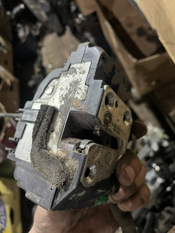 Замок двери задней левой 82501EB305 NISSAN