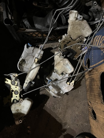 Замок задней правой двери  82502AA210 NISSAN
