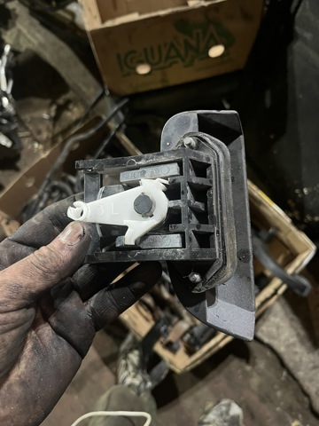NISSAN 82606EB330 Ручка двери задней наружная правая в наличии Каменское