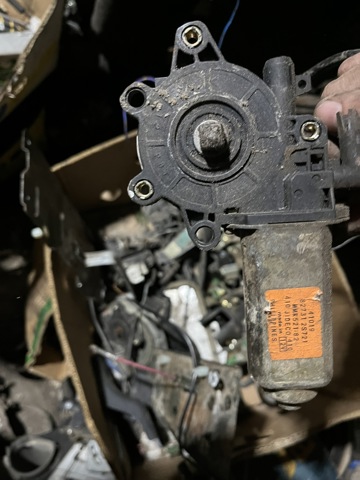 Мотор стеклоподъемника двери задней, левой 827312S721 NISSAN