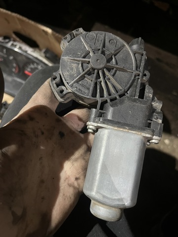 Моторчик стеклоподъемника двери задней, левой 827313X30A NISSAN