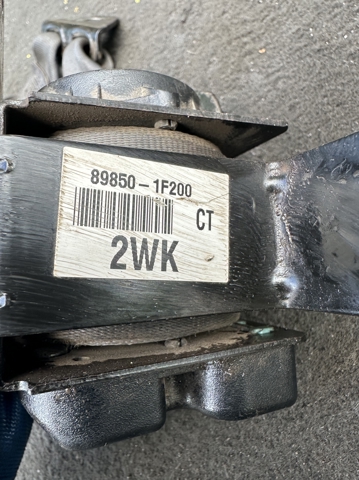 Ремень безопасности задний 898501F200 HYUNDAI