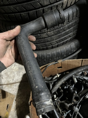 Патрубок системы охлаждения 8D0121101K VAG