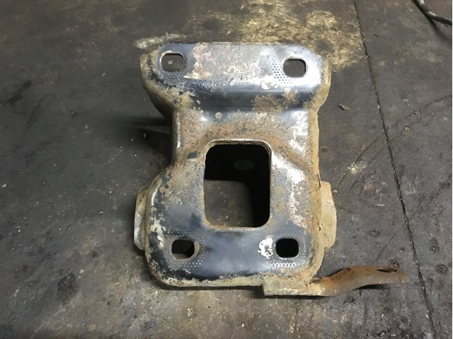 Кронштейн задней балки 8D0501543D VAG