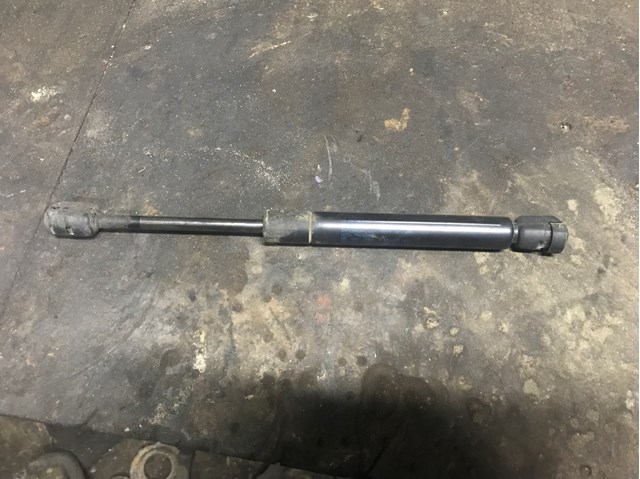 Амортизатор для багажника газовый 8D5827552F VAG