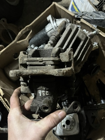 Скоба тормозного заднего суппорта Volkswagen Passat B5