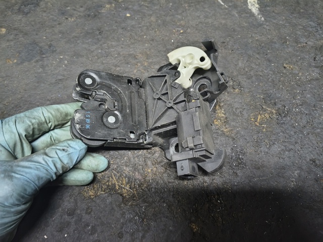 Замок крышки багажника 8P4827505B VAG