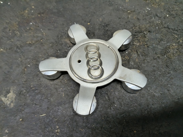 Колпак колесного диска 8R0601165 VAG