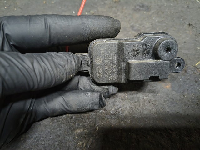 Мотор-привод открытия лючка бака 8V0862153A VAG
