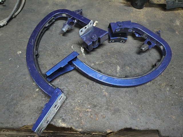 Детали багажника (петли и упор крышки) 8V5827301C VAG