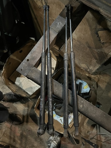 Амортизатор задней двери 904518H327 NISSAN