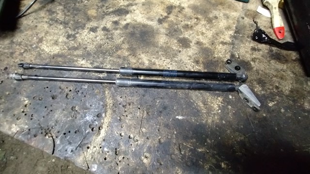 Амортизатор двери багажника 90451EQ325 NISSAN