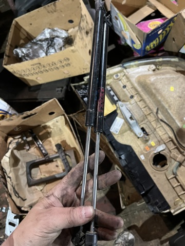 Амортизатор стекла задней, 3/5-й двери (ляды) 90461EA500 NISSAN