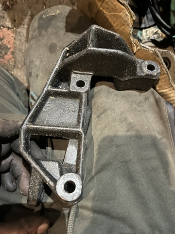 Кронштейн подушки (опоры) двигателя, левой 90538558 OPEL