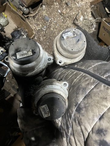 Левая подушка двигателя Порше Кайен