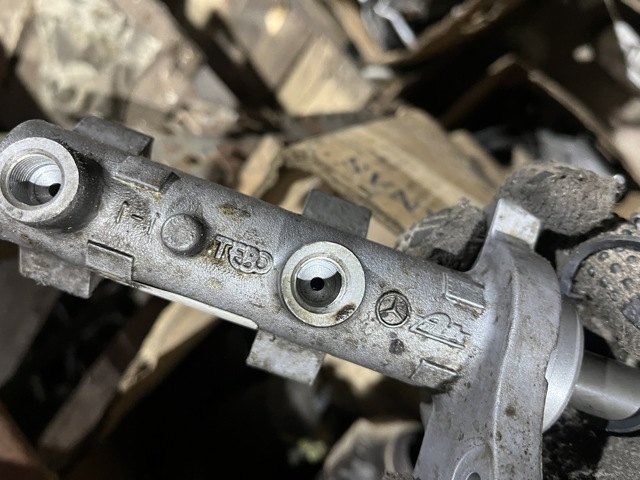 Цилиндр главный тормоза (гидротормозов) A0004316201 MERCEDES