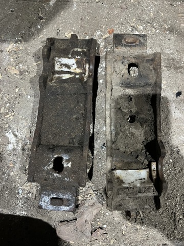 Кронштейн торсиона переднего, левый A1633200073 MERCEDES