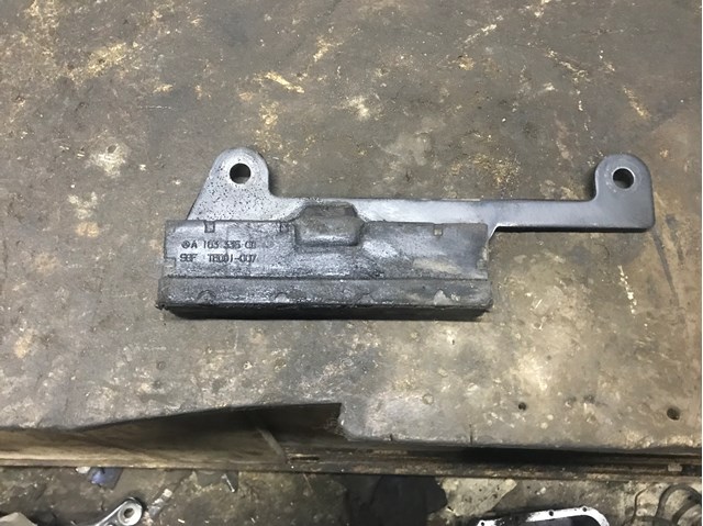 Демпфер передней балки, подушка A1633350147 MERCEDES
