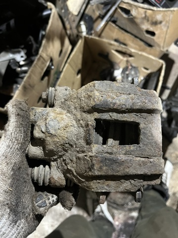 Задний правый суппорт A1634200483 MERCEDES