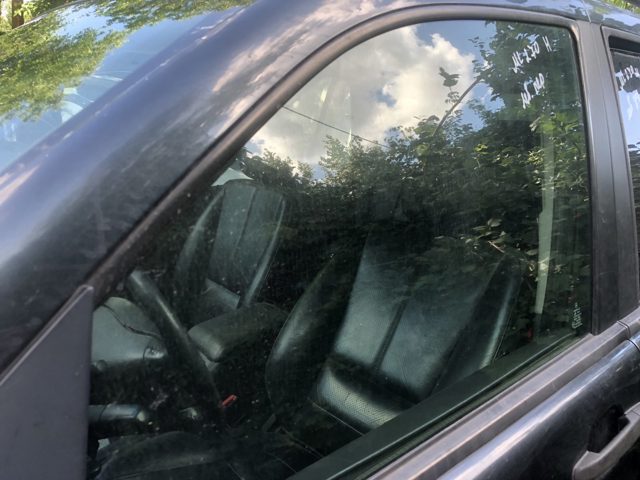 Стекло двери передней левой A1637200118 MERCEDES