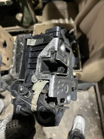 Замок двери задней левой A1637302135 MERCEDES