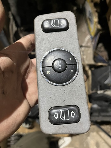 Кнопки заднего стеклоподъёмника A1638200326 MERCEDES