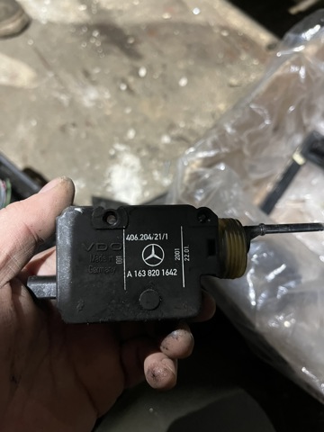 Мотор-привод открытия лючка бака A1638201642 MERCEDES