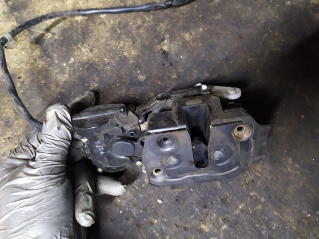 MAZDA CB0772310D Замок двери задней правой в наличии Ирпень