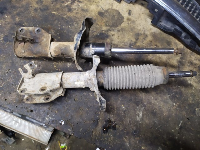Амортизаторная стойка передняя левая CB8034900A MAZDA