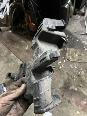 Кронштейн бампера переднего, правый DPN500080 LAND ROVER
