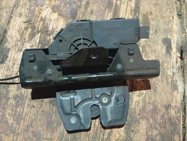 Замок и ручка двери задка FUG500050 LAND ROVER
