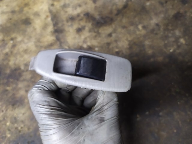 Кнопка подъемника переднего правого стекла GE4T66370A MAZDA