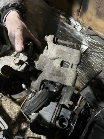 Тормозной суппорт правый задний GJ6A2661XC MAZDA