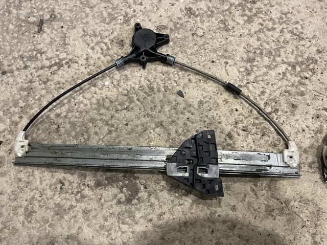 Стеклоподъемник передней левой двери GJ6A59590E MAZDA