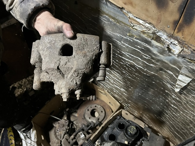 Суппорт тормозной, передний, правый GJ6E3361XB MAZDA