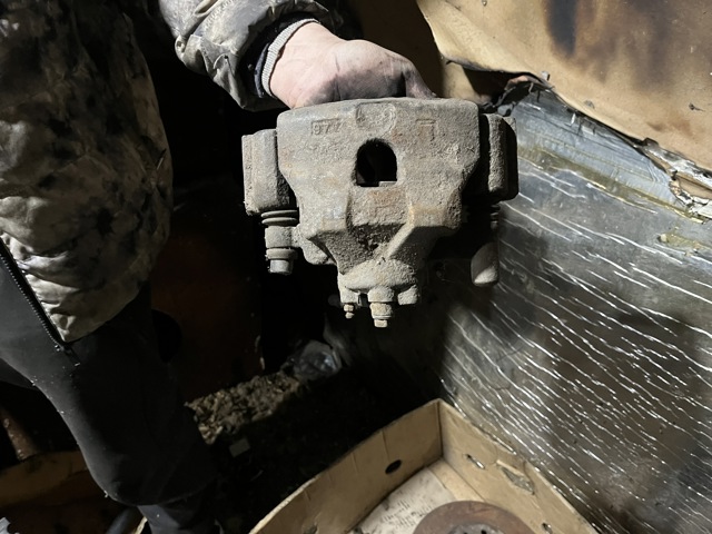 Суппорт тормозной, передний, левый GJ6E3371XB MAZDA