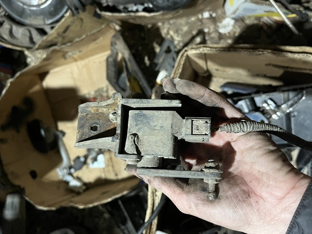 Датчик уровня наклона кузова  GJ6E5122Y MAZDA