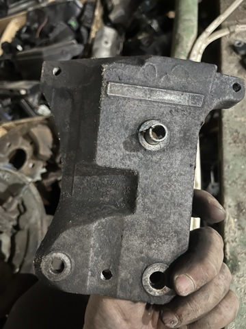Кронштейн компрессора кондиционера JPD000080 LAND ROVER