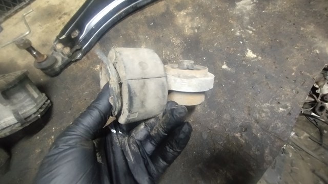 KHC500080 LAND ROVER Кронштейн (траверса) заднего редуктора задняя правая купить в Кривой Рог