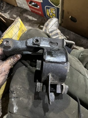 Гидроопора двигателя левая KKB000090 LAND ROVER